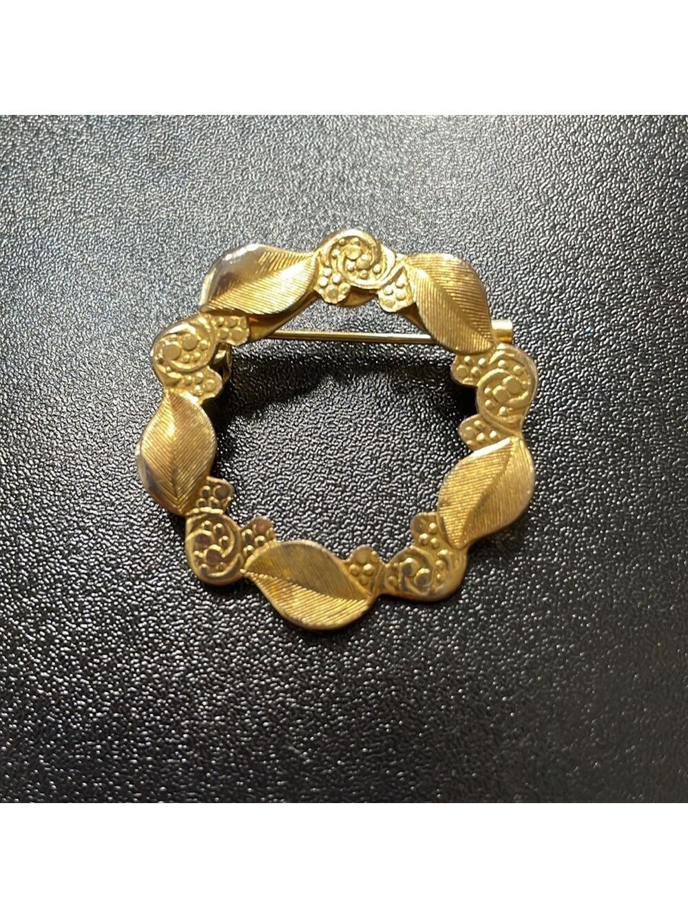 VINTAGE 1960s Classic Elegance Gold Tone Leaf Wreath Round Brooch